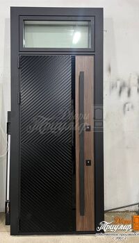 входная дверь в современном стиле с большой ручкой и верхней фрамугой.jpg