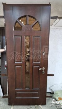 входная дверь с атмосферостойким мдф цвета итальянский ореъ и стеклом.jpg