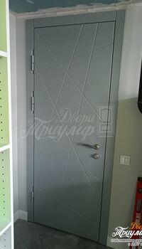 металлическая дверь с отделкой серой мдф панелью с фрезеровкой в стиле хай тек для офисного помещени
